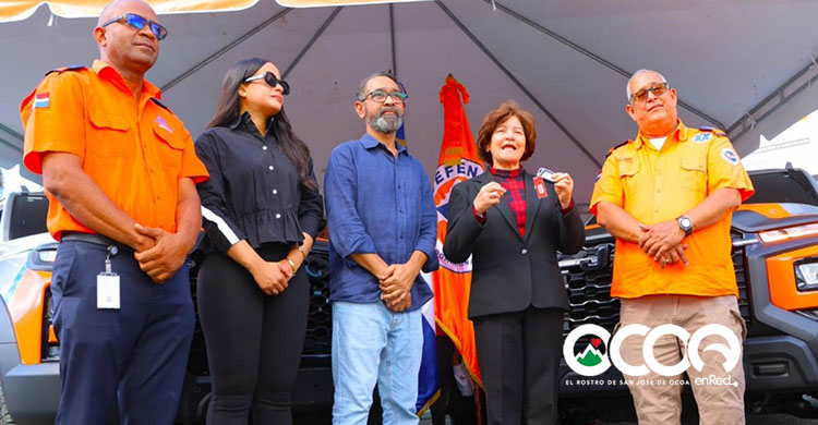 Defensa Civil e Interior y Policía entregan camioneta a Ocoa