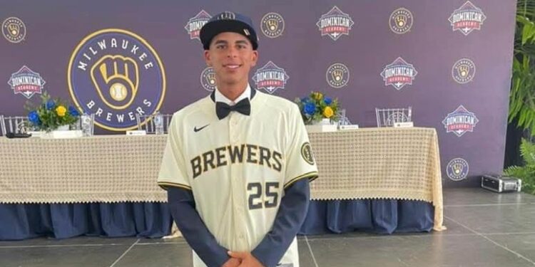 De La Ciénaga al béisbol profesional: Jhoan Castillo firma con los Cerveceros de Milwaukee