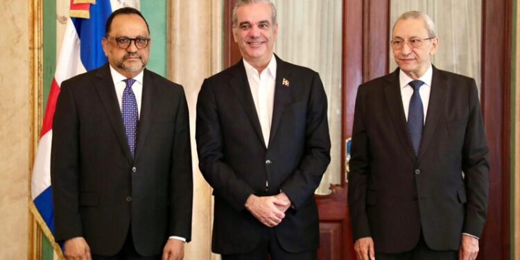 Presidente Abinader juramenta a Antoliano Peralta como ministro de Justicia y a Jorge Subero Isa como Consultor Jurídico