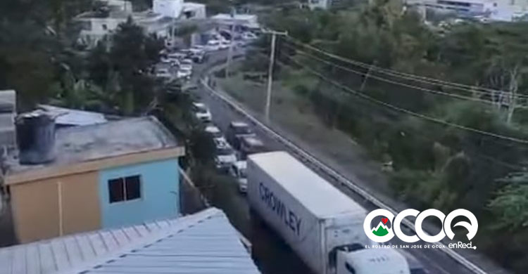 VIDEO | Caos en el tránsito por actividad clandestina obliga intervención policial en Sabana Larga–Ocoa