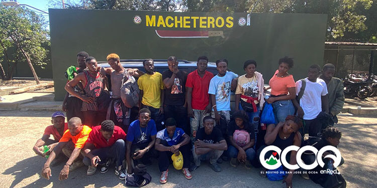 VIDEO |  Continúa el tráfico de indocumentados: Ejército detiene vehículo con 20 extranjeros en Mao