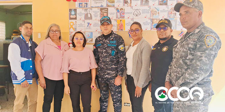 Policía  y DNCD imparten charla preventiva a estudiantes del liceo del Distrito Municipal Nizao
