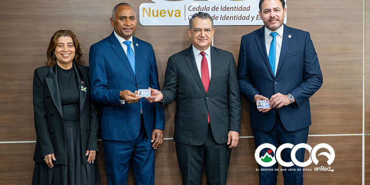 Aneudy Ortiz Sajiun valora modernización del sistema de identidad al recibir su nueva cédula