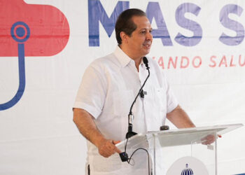 Ministro de Salud destaca en Bani, el gobierno está llevando consultas y medicamentos a las comunidades