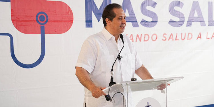 Ministro de Salud destaca en Bani, el gobierno está llevando consultas y medicamentos a las comunidades