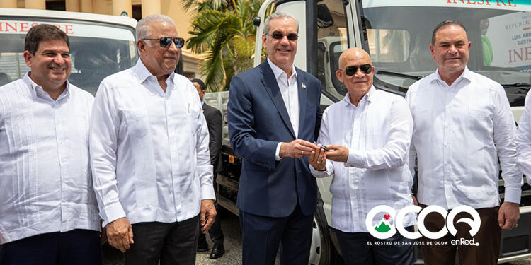 Presidente Abinader entrega 25 vehículos al Inespre para ampliar la distribución de alimentos