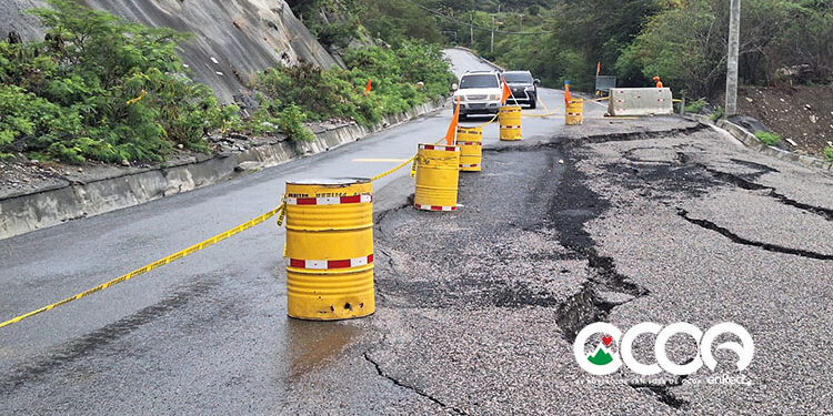Reportan nuevas grietas en la carretera Ocoa–Cruce próximo a la vuelta de La Paloma