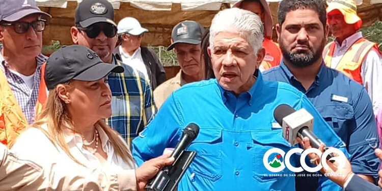 Gobernación Ocoa y  Ministro Eduardo Estrella supervisan trabajos en tramo afectado de la carretera Ocoa–Cruce de Ocoa