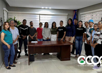 Senador entrega más de RD$200 mil a jóvenes para promociones escolares en Ocoa