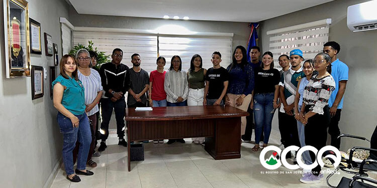 Senador entrega más de RD$200 mil a jóvenes para promociones escolares en Ocoa