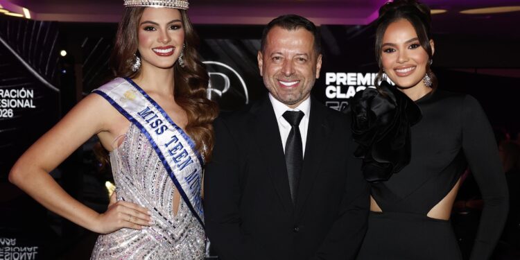 Premium Class Modeling Academy celebra su segundo aniversario con desfile de moda y coronación de Miss Teen Mundial RD 2026