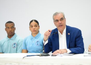 Abinader exhorta estudiar inglés, tecnología digital y carreras de alta demanda