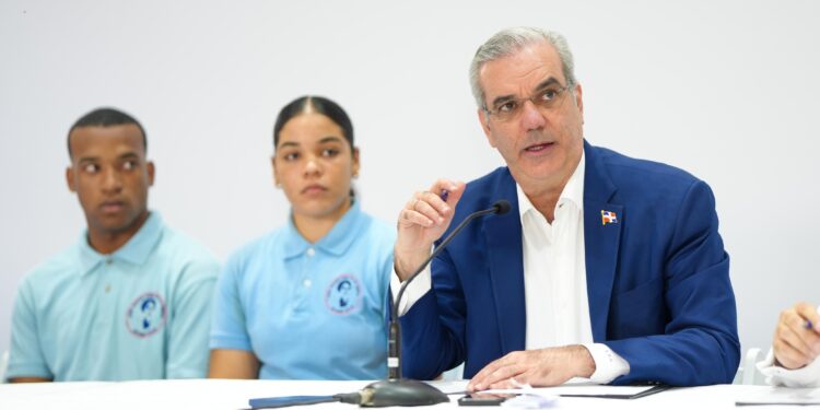 Abinader exhorta estudiar inglés, tecnología digital y carreras de alta demanda