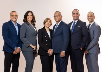 Firma equipos médicos anuncia reestructuración institucional