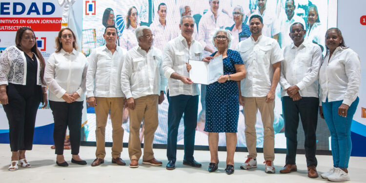 Presidente Abinader entrega en Haina 1,279 títulos de propiedad y  beneficia 6,385 personas