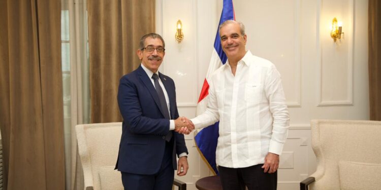 Presidente Abinader recibe en el Palacio Nacional al nuevo rector electo de la UASD, Jorge Asjana David