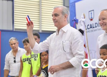 Abinader dispone que el MESCyT evalúe desde quinto de bachillerato las solicitudes de becas para garantizar el acceso oportuno a la educación superior