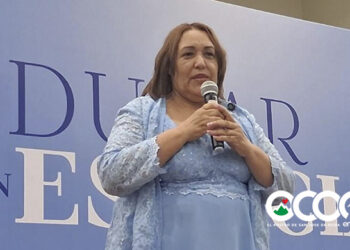 María Estela Minyetty Báez presenta su libro “Educar con Esencia” en  Azua