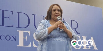 María Estela Minyetty Báez presenta su libro “Educar con Esencia” en  Azua