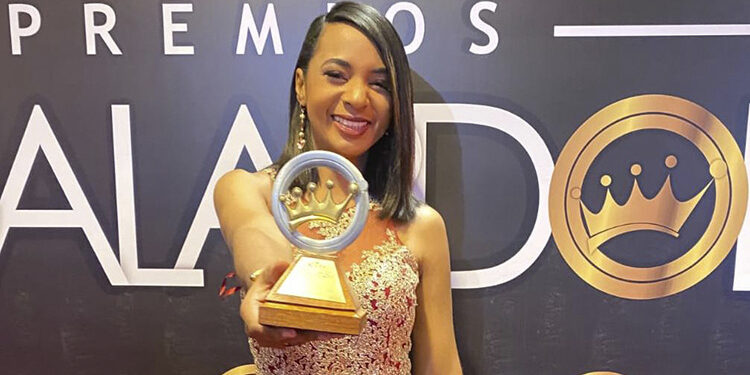 Mery Plasencia gana como Locutora del Año en los Premios El Galardón