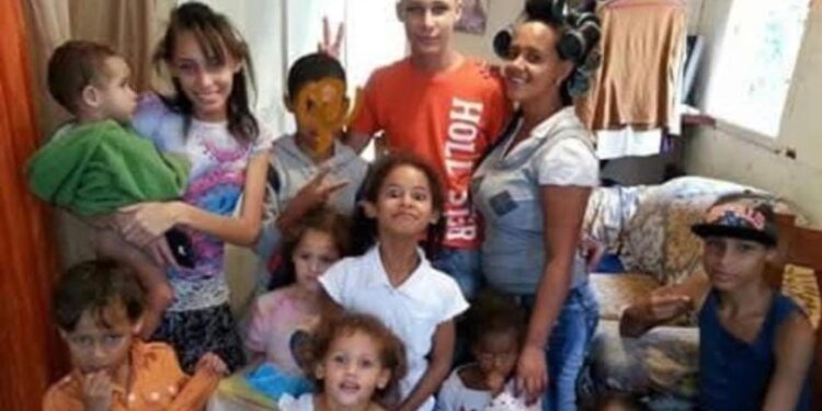 Madre de 10 hijos en Sabana Larga solicita ayuda para construir una vivienda digna