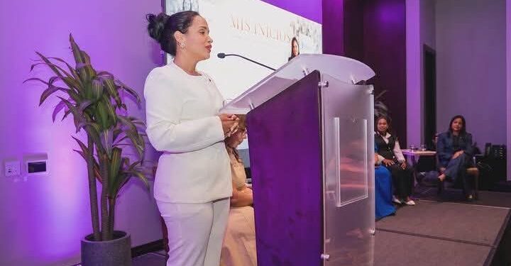 Gabriela Casado participa como expositora en el panel “Mujeres de Acero”
