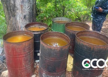 Interior y Policía y el CECCOM desmantelan en Azua fábrica clandestina con más de 25 mil litros de alcohol adulterado