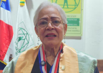 Investigadora expone su trayectoria de 40 años dedicada a la conservación ambiental