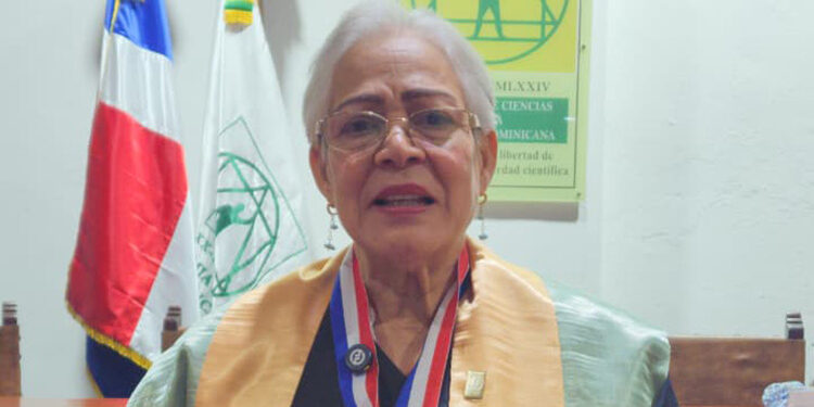 Investigadora expone su trayectoria de 40 años dedicada a la conservación ambiental