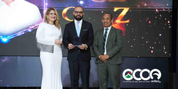 INTEC honra a economista ocoeño por su compromiso con la excelencia en la docencia