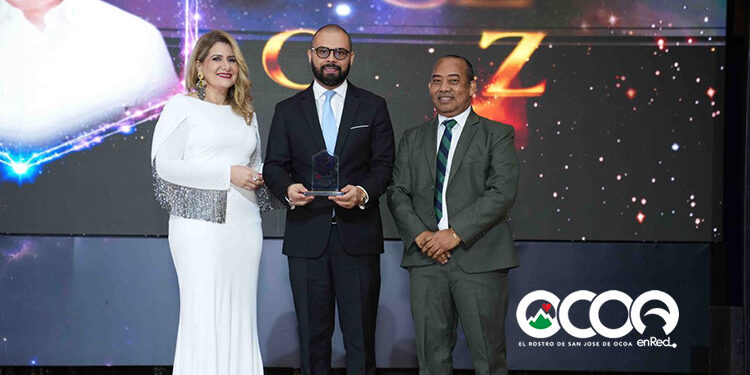 INTEC honra a economista ocoeño por su compromiso con la excelencia en la docencia