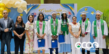 Oficina Senatorial Ocoa entrega tablets a estudiantes meritorios durante graduación en Rancho Arriba