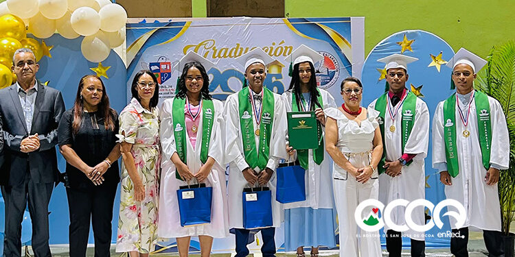 Oficina Senatorial Ocoa entrega tablets a estudiantes meritorios durante graduación en Rancho Arriba