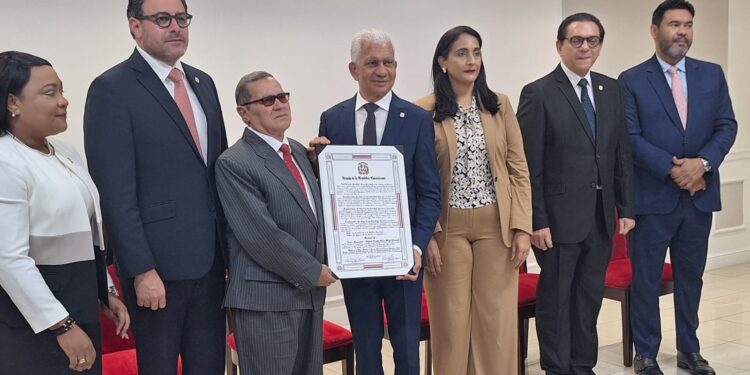 Senado galardona a periodista Fremio Ortiz y otras tres personalidades