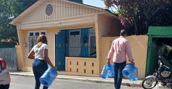 Prometieron agua 24 horas, pero sectores de Ocoa reportan hasta una semana sin suministro