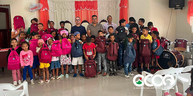Fundación Amigos de Sabana Larga entrega kits de útiles escolares a niños de escasos recursos