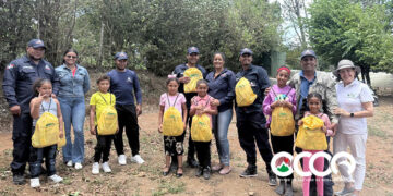 Ocoa de Pie lleva útiles escolares a hijos y nietos de guardaparques del Parque Nacional Padre Luis Quinn