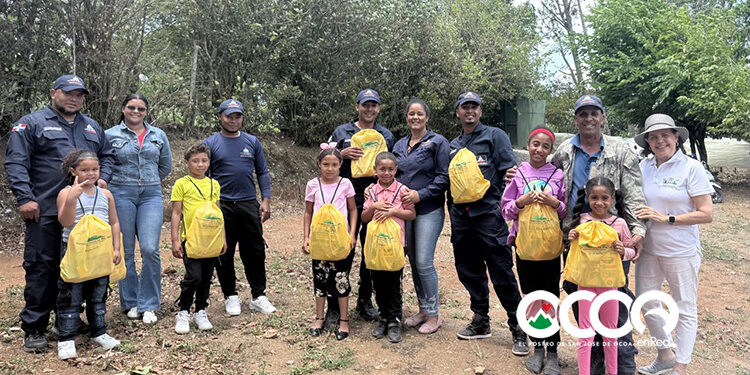 Ocoa de Pie lleva útiles escolares a hijos y nietos de guardaparques del Parque Nacional Padre Luis Quinn