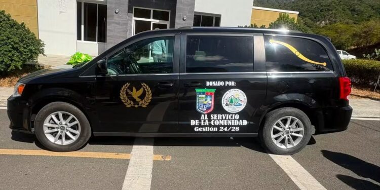 El Pinar fortalece sus servicios sociales con la entrega de carro fúnebre