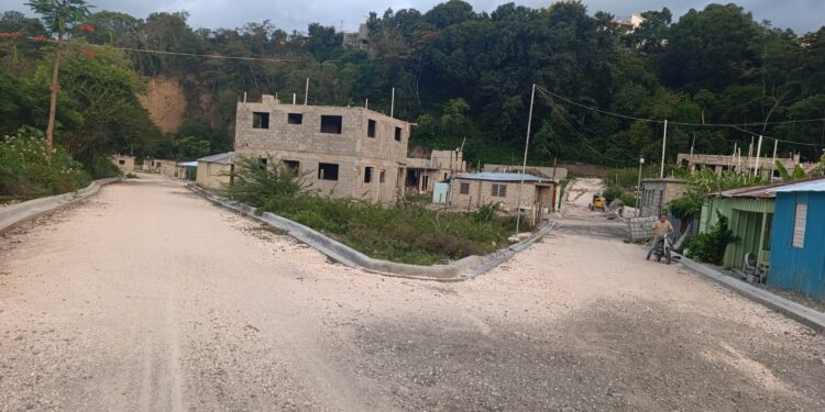 VIDEO- Sector Santa Clara pierde la paciencia: Piden  asfalto o se prende el avispero