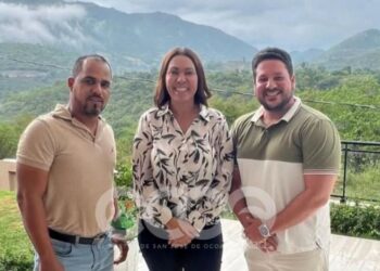 Omar Estrella se juramenta en la Fuerza del Pueblo