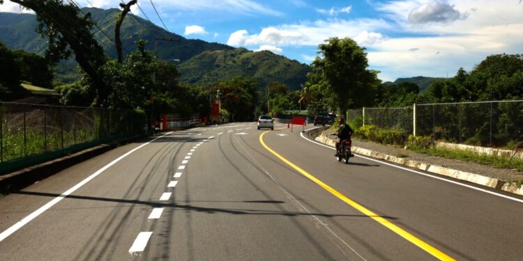 Presidente Luis Abinader inaugura carretera Nizao-Sabana Larga-Ocoa y fortalece conexión entre Cibao y Sur