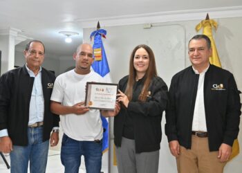 JCE entrega la cédula número 4 millones y advierte sobre inhabilitación civil; en Ocoa se han entregado 23,708