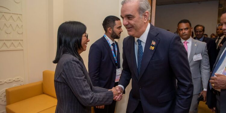 Abinader y Delcy Rodríguez abordan cooperación energética, relaciones consulares y turismo en reunión bilateral en Roma, Italia