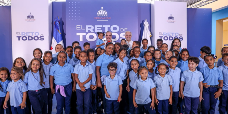 Estudiante destaca nuevas oportunidades que abre escuela entregada por el Gobierno en El Naranjal