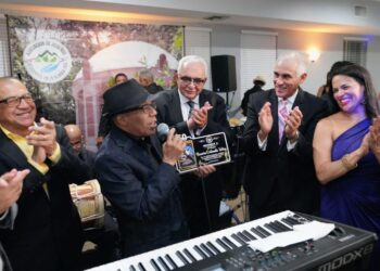 Asociación de Ocoeños Residentes en la Florida reconoce trayectoria del maestro Ramón Orlando