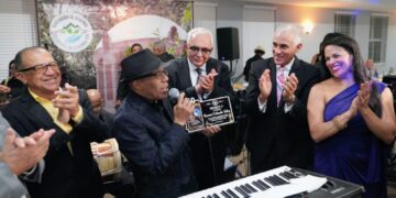 Asociación de Ocoeños Residentes en la Florida reconoce trayectoria del maestro Ramón Orlando