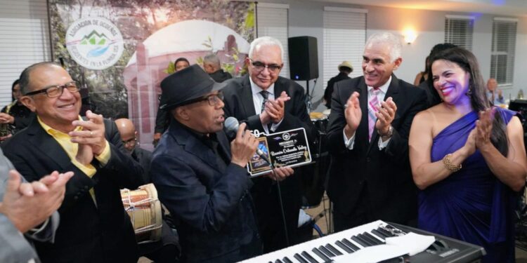 Asociación de Ocoeños Residentes en la Florida reconoce trayectoria del maestro Ramón Orlando