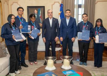 Presidente Abinader recibe en Palacio Nacional a jóvenes dominicanos que rompieron récord mundial de lectura