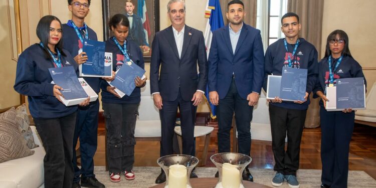 Presidente Abinader recibe en Palacio Nacional a jóvenes dominicanos que rompieron récord mundial de lectura